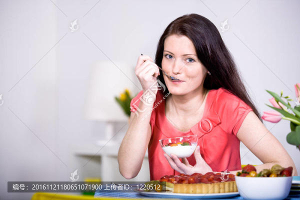 酸奶碗的女人