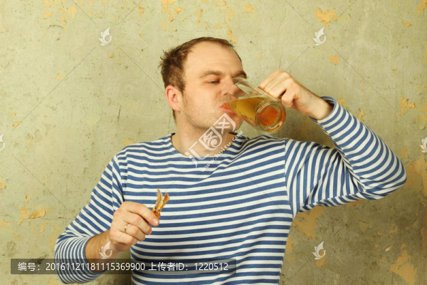 一個男人一杯啤酒特寫
