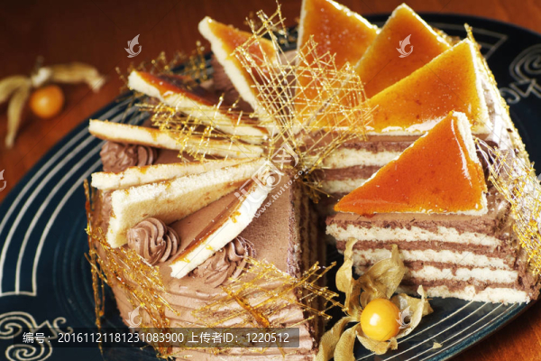 用Caramel線裝飾的奶油蛋糕