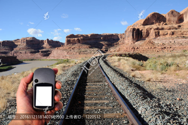 用全球定位系統(tǒng)導(dǎo)航沙漠西南