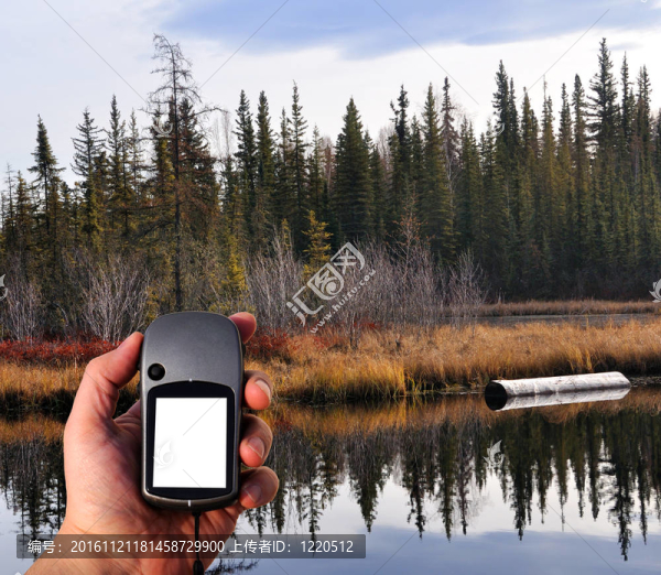 徒步旅行者穿過森林與GPS