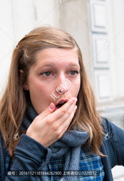驚訝的年輕女子
