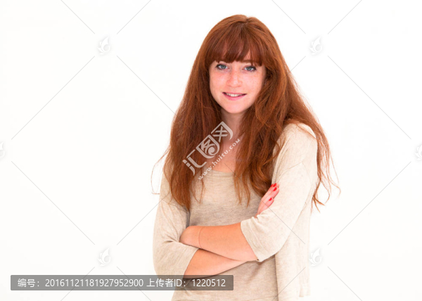 微笑的年輕迷人的女人