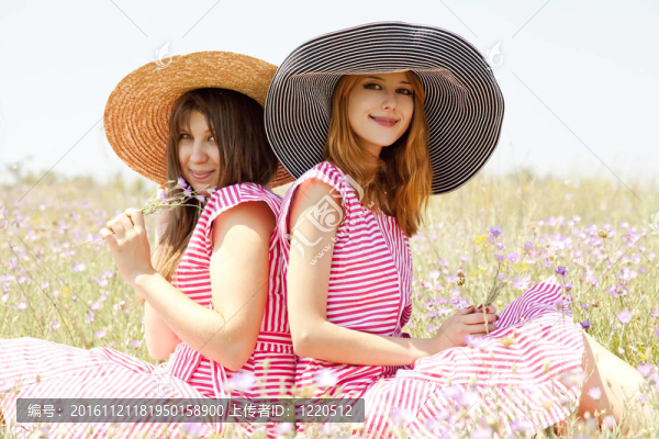 在農(nóng)村的兩個女孩。