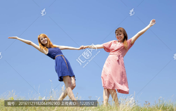 兩個快樂的女孩在草地上。