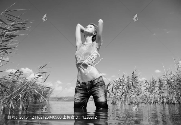 年輕美麗的野蠻女孩在河里。照片中的黑色和白色的風格。