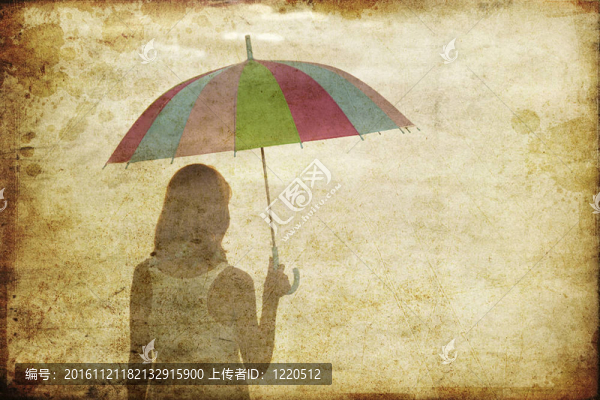 海邊帶雨傘的女孩。照片在舊的形象風(fēng)格。