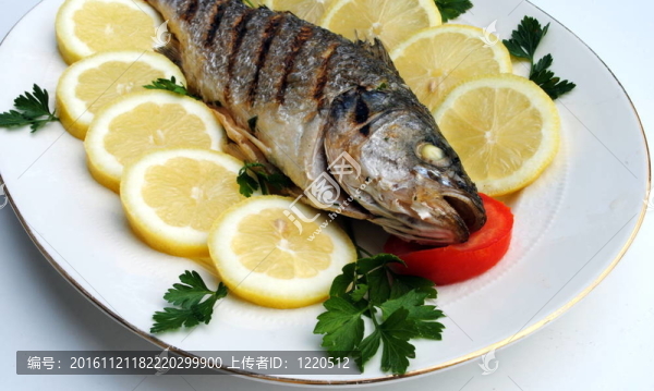 烤熟魚配檸檬片和歐芹