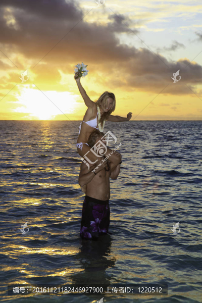 在夏威夷海洋中的四十多歲的夫婦