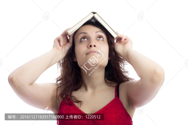 女人帶著一本書在她的頭上