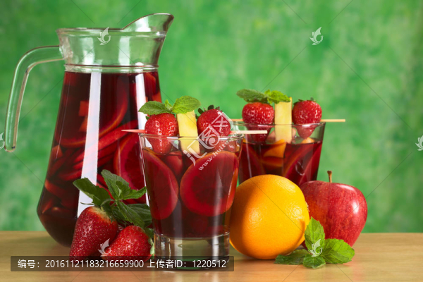 清新的紅色酒叫桑格利亞汽酒混合橘子；蘋果和芒果；配上草莓和菠蘿串著一壺Sangria在背部和水果在（