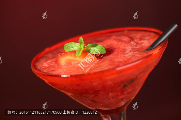 Frozen,Strawberry,Daiquiri把朗姆酒；草莓；冰；糖和青檸汁擔(dān)任一個(gè)草莓切片在