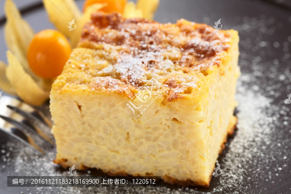 烤布丁甜點(diǎn)和糖粉甜并飾以對側(cè)叉在后面的酸漿（場；很淺的深度對蛋糕正面右上角的焦點(diǎn)）