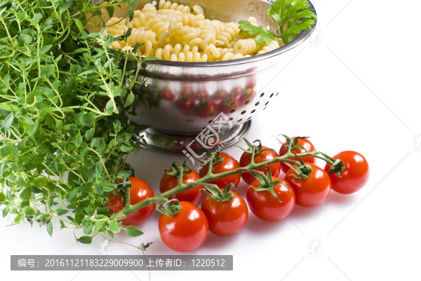 意大利面食的百里香和西紅柿