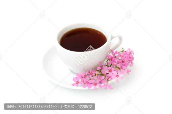 一杯有花的黑咖啡