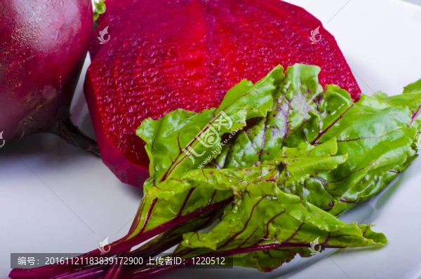 Botwinka（湯從年輕紅甜菜植物；波蘭）
