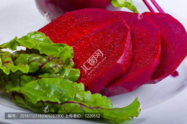 Botwinka（湯從年輕紅甜菜植物；波蘭）