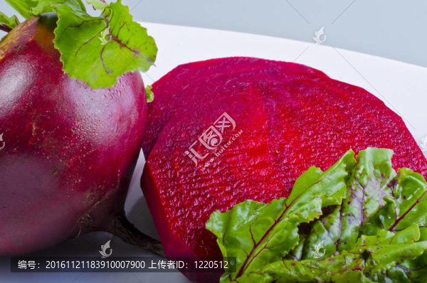 Botwinka（湯從年輕紅甜菜植物；波蘭）