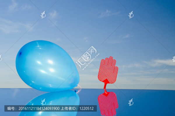 手上的符號和藍(lán)色的氣球在鏡子上