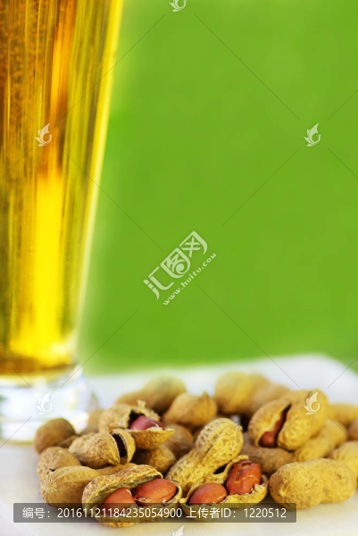 花生綠色背景一杯冰啤酒