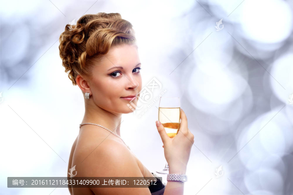 年輕的女人，有一杯香檳