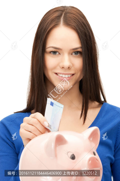 可愛的女人與儲(chǔ)蓄罐和錢