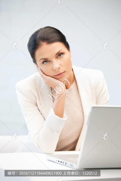 憂郁的女人與筆記本電腦