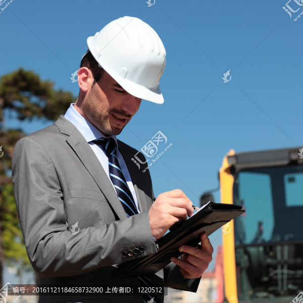 在建筑工地安全帽的年輕人