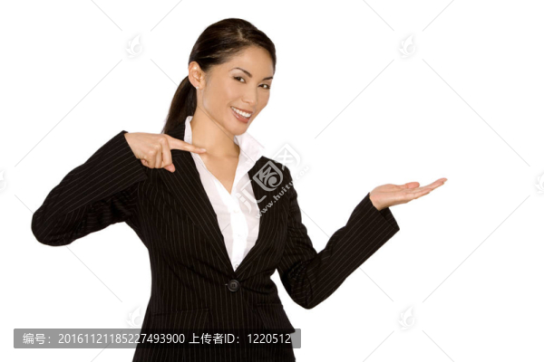 女人用手指指著