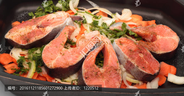 鮭魚牛排在烹飪鍋蔬菜
