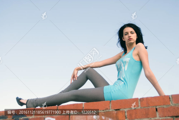 屋頂上的年輕女人
