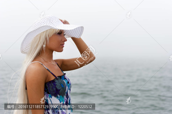 戴帽子的女孩站在霧海中
