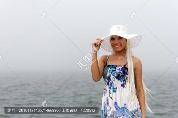 戴帽子的女孩站在霧海中