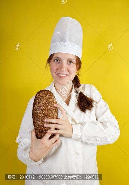 baker正在展示新鮮面包
