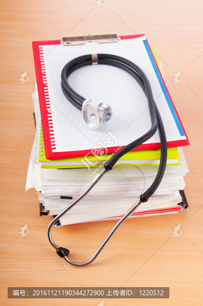 用聽(tīng)診器和書(shū)醫(yī)學(xué)概念