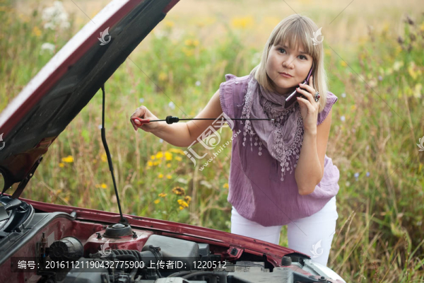 試圖修理汽車的女人