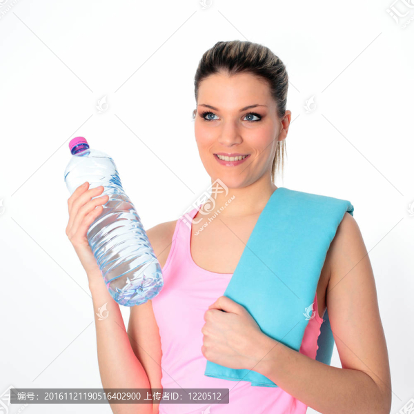 年輕女子拿著一瓶水