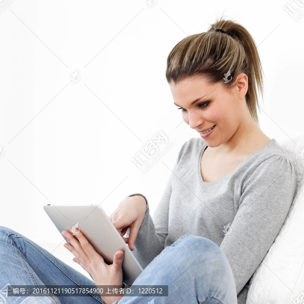 沙發(fā)上的年輕美女