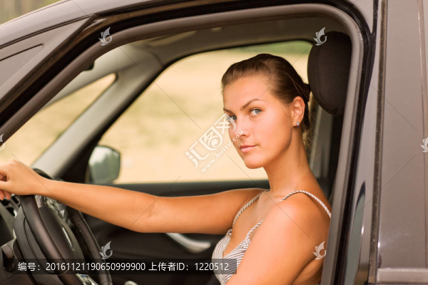 美麗的女孩肖像與她的新車