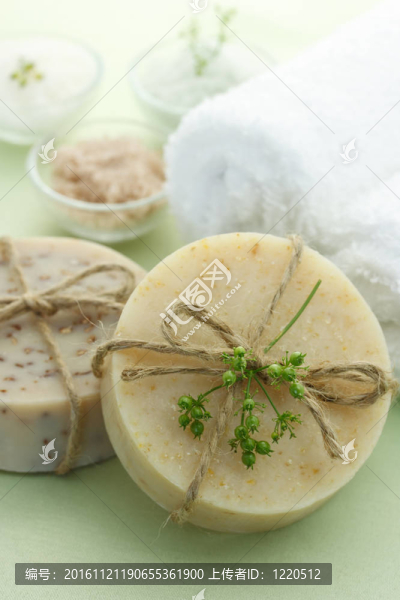 帶浴鹽和絲束的肥皂?xiàng)l