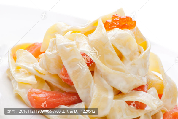 面條和腌熏三文魚干酪沙司