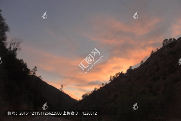 山上的日落。