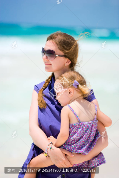 母親和女兒在海灘上
