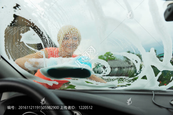 女人洗她的車