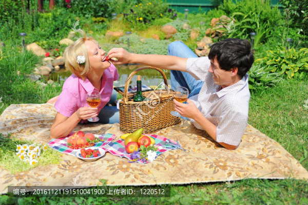 公園里的一對年輕夫婦