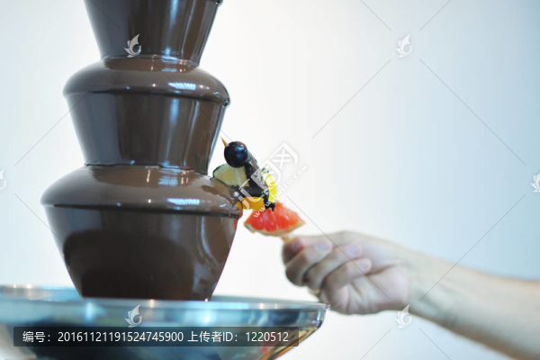 液體巧克力噴泉和新鮮水果棒