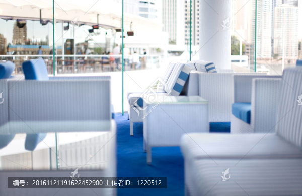 一個(gè)明亮的餐廳的內(nèi)部