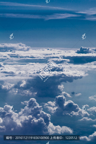 從飛機窗口看天空的美麗景色