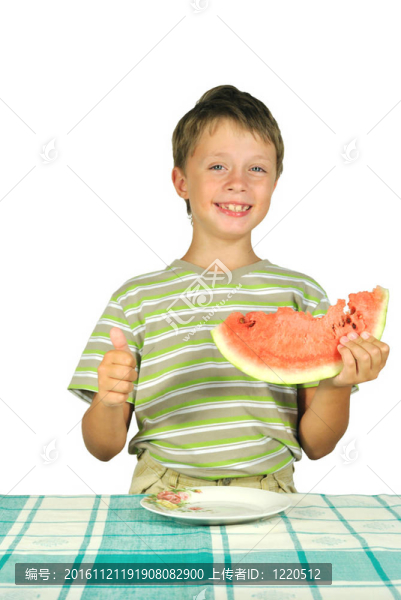 桌子上有瓜的男孩