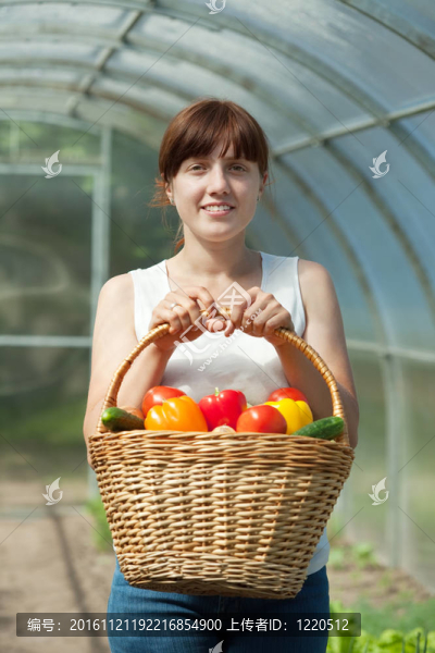 帶籃子蔬菜的婦女